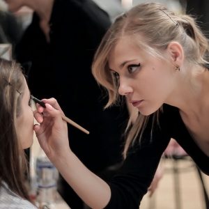 Miss Eurostudent fotosesja zbliżenie na makijażystkę malującą oko modelce